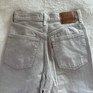 High & loose Levi jeans never worn before! 🤍